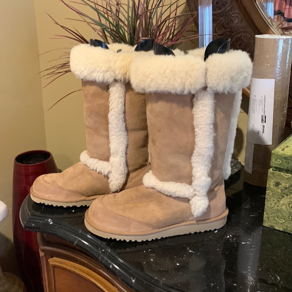Tan Ugg boots  size says 6